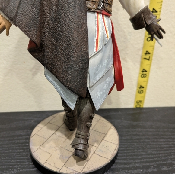 Assassin's Creed White and Brown Figurine 9" - Picture 6 of 8